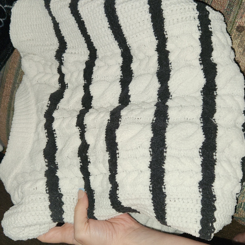 Gorgeous black & white sweater